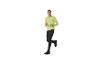 Man in lichtgroen sportshirt met lange mouwen en zwarte hardloopbroek