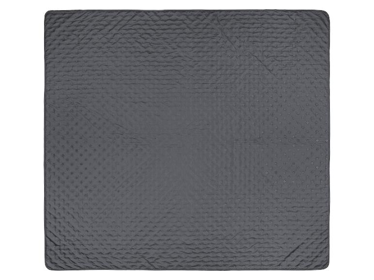 Grijze gewatteerde deken met textuur op een witte achtergrond.