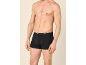 Mannenbovenlichaam in zwarte boxershort