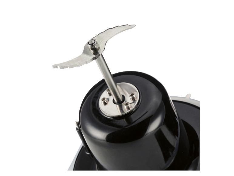 Glanzend zwarte motor van een hakmolen met een gekarteld metalen mes