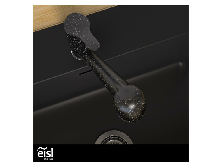 Een zwarte keukenkraan met een zwarte spoelbak van Eisl.