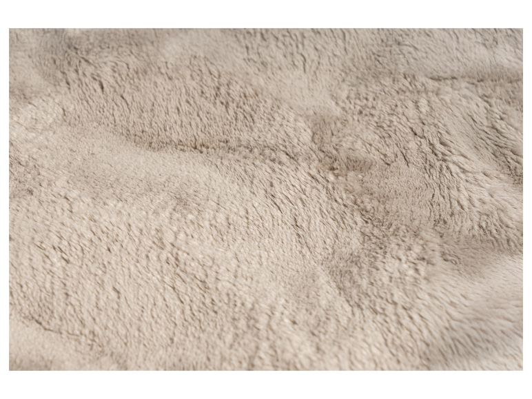 Zachte, beige, pluche stof, geschikt voor kleding of accessoires.