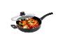 Zwarte pan met glazen deksel, gevuld met ravioli, cherrytomaten en basilicum