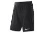 Zwarte sportshorts met elastische tailleband en wit logo.