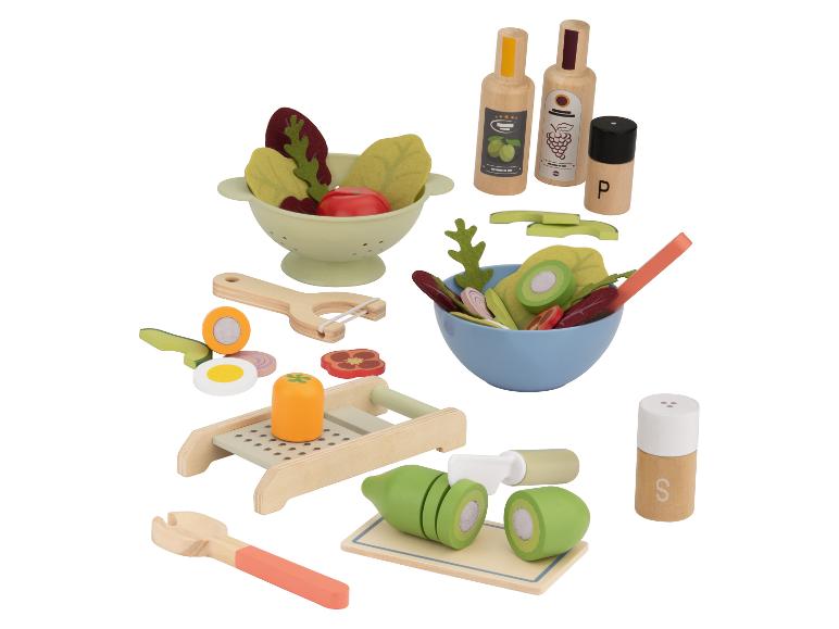 Houten speelgoed saladeset met kommen, groenten, rasp, dunschiller en kruidenflesjes.