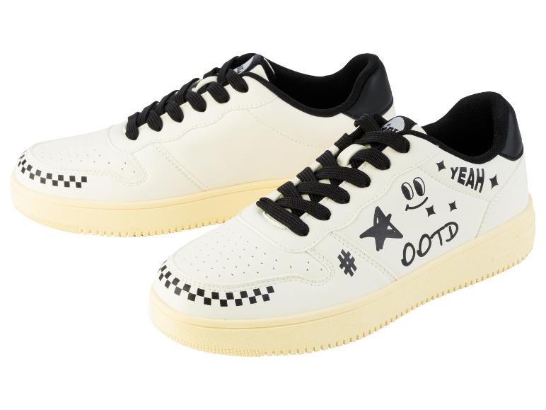 Witte sneakers met zwarte veters, grafische prints en ruitjes.