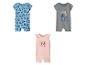 Drie babyrompertjes: een blauwe met Mickey Mouse, een grijze met Stitch en een roze met Minnie Mouse.