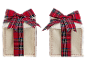 Twee crèmekleurige geschenkdozen met rood geruite linten op een zwarte achtergrond.
