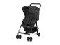 Zwarte kinderwagen met zonnekap en veiligheidsgordels, op een witte achtergrond.