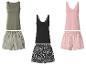 Drie sets damespyjama tops en shorts: olijfgroen, zwart en roze met patronen.