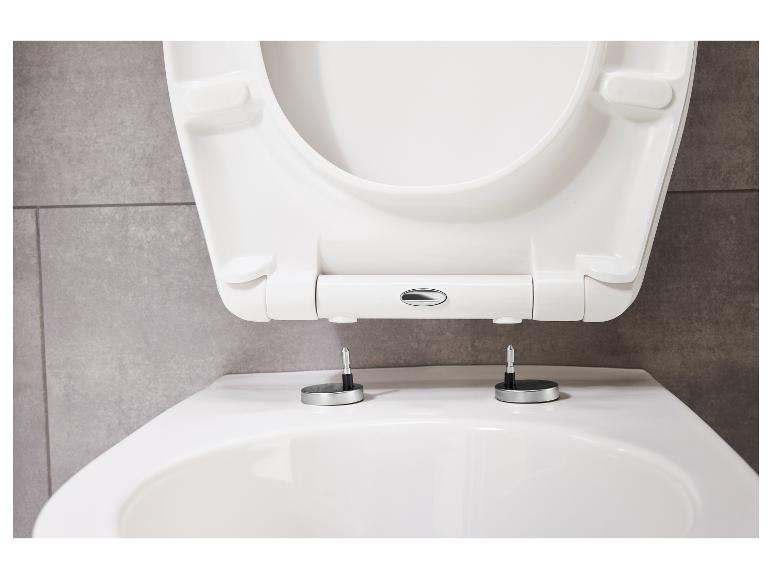 Wit toilet met chromen bevestigingsbeugel.