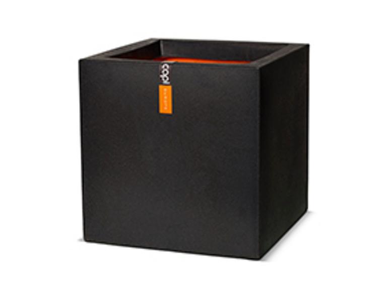 Zwarte vierkante plantenbak met oranje binnenkant en oranje label.