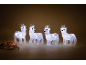 Vier verlichte rendier kerstdecoraties met een feestelijk dennenappel- en bessenarrangement.