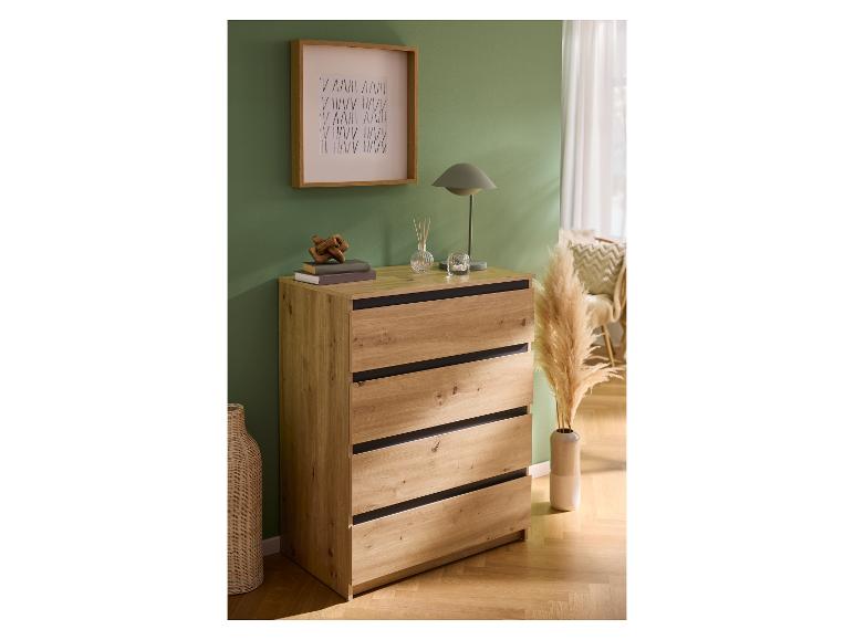 Houten ladekast met vier laden in een woonkamer met planten en decoraties.