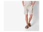 Beige linnen shorts en sandalen voor heren.