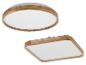 Twee houten en witte plafondlampen, één rond en één vierkant.