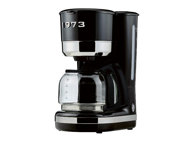 Zwart koffiezetapparaat met kan, met de tekst '1973' en chromen accenten.