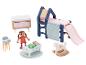 Poppenhuismeubels, waaronder een bed met glijbaan, wieg, nachtkastje, kinderstoel en figuren.