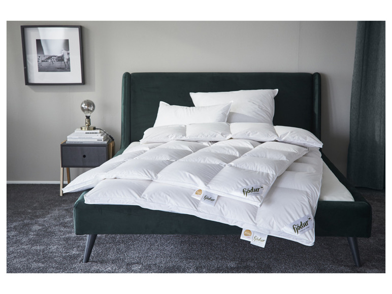 Een bed met Fjodur dekbedden en kussens