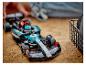 Close-up van een zwarte en turquoise LEGO Formule 1-racewagen op een kurken ondergrond.