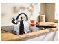 Verchroomde fluitketel in moderne keuken met thee en kaneel