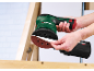 Bediening van een draadloze excenterschuurmachine met een ronde schuurzool