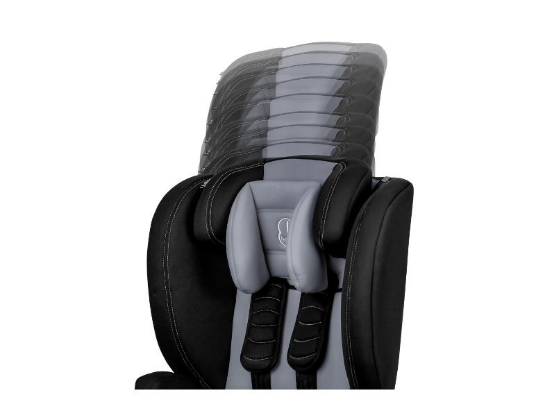 Zwart en grijs kinderautostoeltje met verstelbare hoofdsteun.