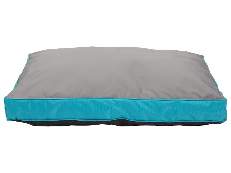 Grijs en turquoise hondenkussen.