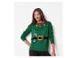 Vrouw in een groene kersttrui met elfen-thema, met een riem en zuurstokontwerp.