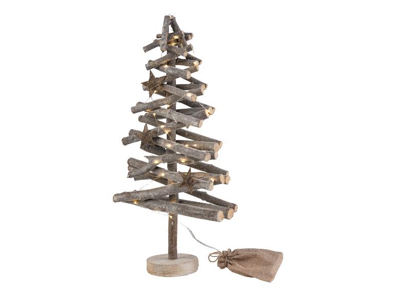 Een houten kerstboom met lichtsnoeren en sterren