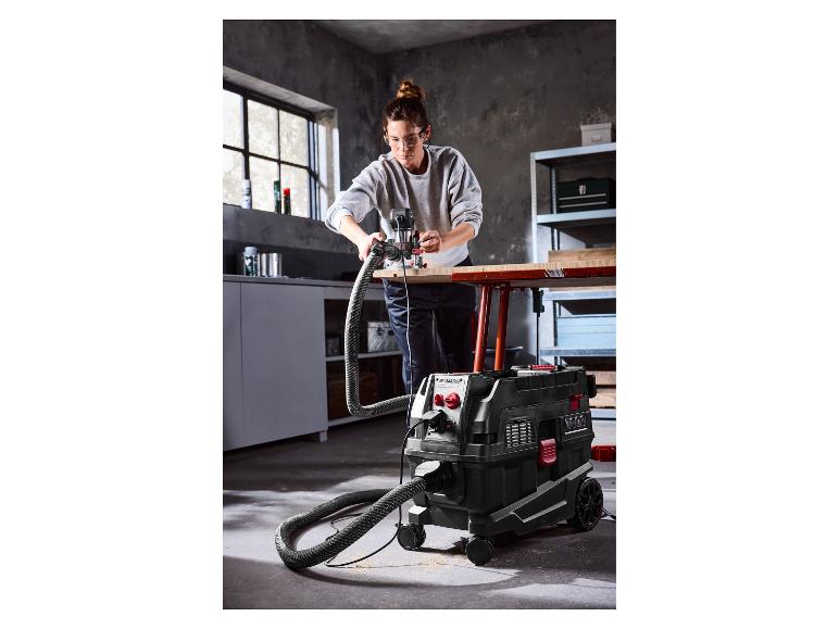 Vrouw gebruikt PARKSIDE PERFORMANCE® werkplaatsstofzuiger PPWD 30 B2 om hout te frezen.