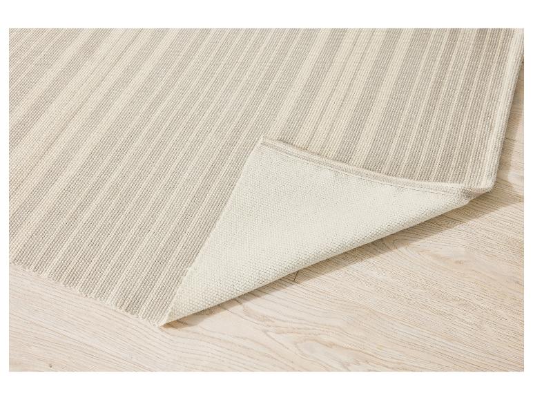 Lichtbeige gestreepte tapijt, detail van de weving.