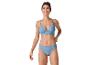 Lichtblauwe, tweedelige bikini: driehoekige bikinibroek en hoge bikinibroek.