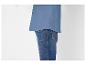 Blauw heren T-shirt en jeans op een witte achtergrond.