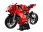 Een rood LEGO Technic Ducati Panigale V4 R motorfietsmodel met een displayplaat.