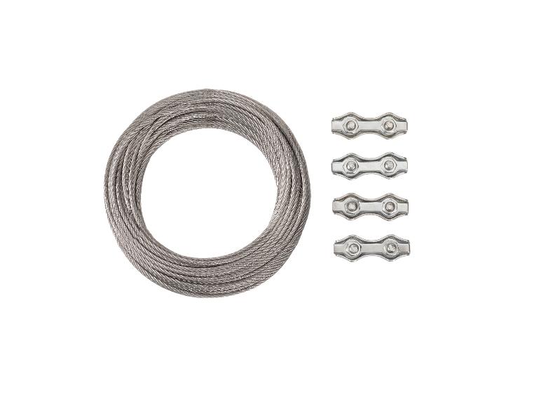 Opgerolde staalkabel en vier metalen kabelklemmen op een witte achtergrond.