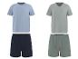 Twee sets herenpyjama's met T-shirts en korte broeken in lichtblauw en grijs.