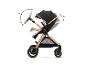 Kinderwagen met verstelbare handgreep en rugleuning, in zwart en goud.
