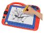 Een rood-blauw magnetisch tekenbord met Spiderman-thema van Clementoni.