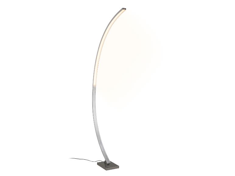 Moderne LED-vloerlamp met een gebogen zilveren paal en een vierkante voet.