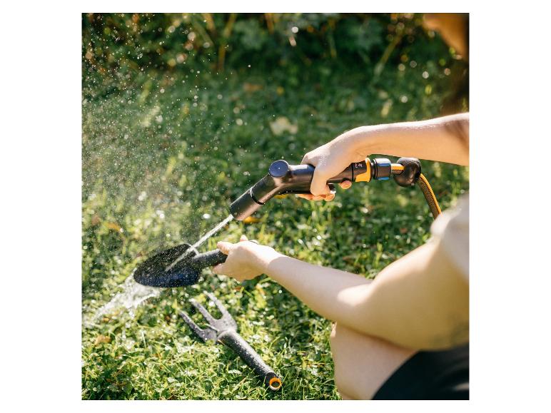 Tuin gereedschap sproeien: schop en hark.