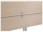 Detail van een houten plank met schroeven.