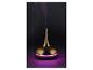 Gouden aroma diffuser met opstijgende rook en paars licht eronder.