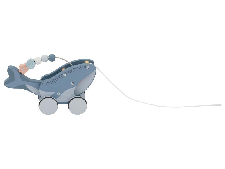 Houten walvis trekfiguur met kleurrijke kralen en wielen.