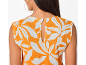 Rug van een vrouw in een oranje top met witte bloemenprint en een uitsnede.