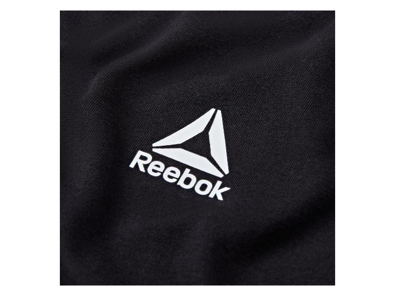 Close-up van een zwarte stof met een wit Reebok-logo.