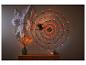 Halloween decoraties: een gloeiend spinnenweb, spinnenwebben en verlichte takken in een vaas.