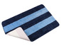 Badkamermat met blauwe en donkerblauwe strepen.