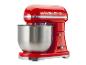 Rode standmixer met roestvrijstalen kom en het nummer '1973' bovenaan.