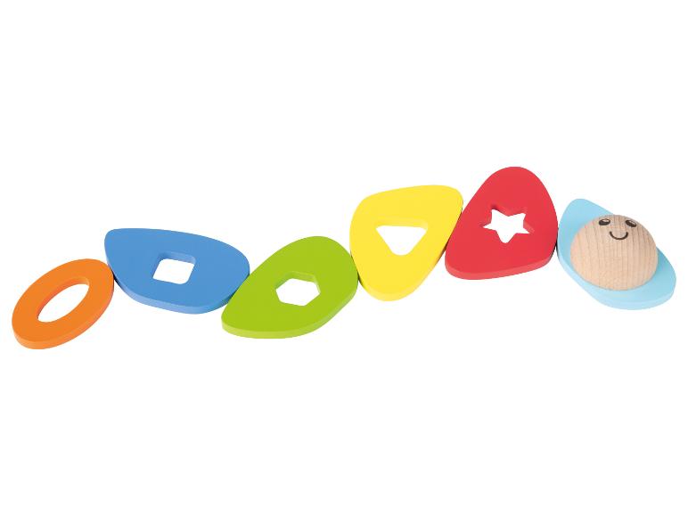 Kleurrijk houten speelgoed met geometrische vormen en een lachend gezichtje.